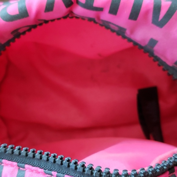 Free with bundle makeup bag - Picture 6 of 6